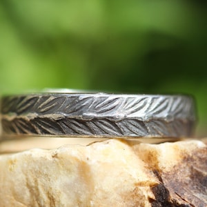 Bague plume, jonc empilable * anneau solide * argent sterling massif * motif plume * toutes les tailles *