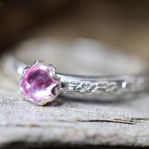 Anillo de turmalina rosa * Plata de ley maciza * Anillo de pétalos * Banda apilable * Piedra de 5 mm * Cualquier tamaño