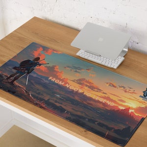 Peut inclure: Un grand tapis de souris rectangulaire avec une scène de coucher de soleil et un personnage de la série de jeux vidéo The Legend of Zelda. Le tapis de souris porte l'inscription "From Noob to Legend".