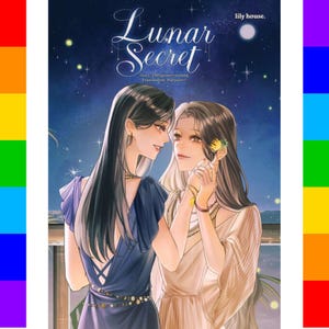 Pode incluir: Ilustração de duas mulheres em vestidos elegantes, contra um fundo de céu noturno. O título "Lunar Secret" é exibido em destaque, com texto adicional indicando a história e a tradução. Ambiente romântico.