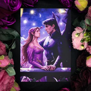 Może przedstawiać: Fantastyczny wydruk artystyczny przedstawiający parę patrzącą na siebie pod rozgwieżdżonym niebem. Kobieta ma na sobie fioletową suknię i wianek z kwiatów, a mężczyzna ma ciemne skrzydła i ciemnofioletowy strój. Grafika ma romantyczny motyw.