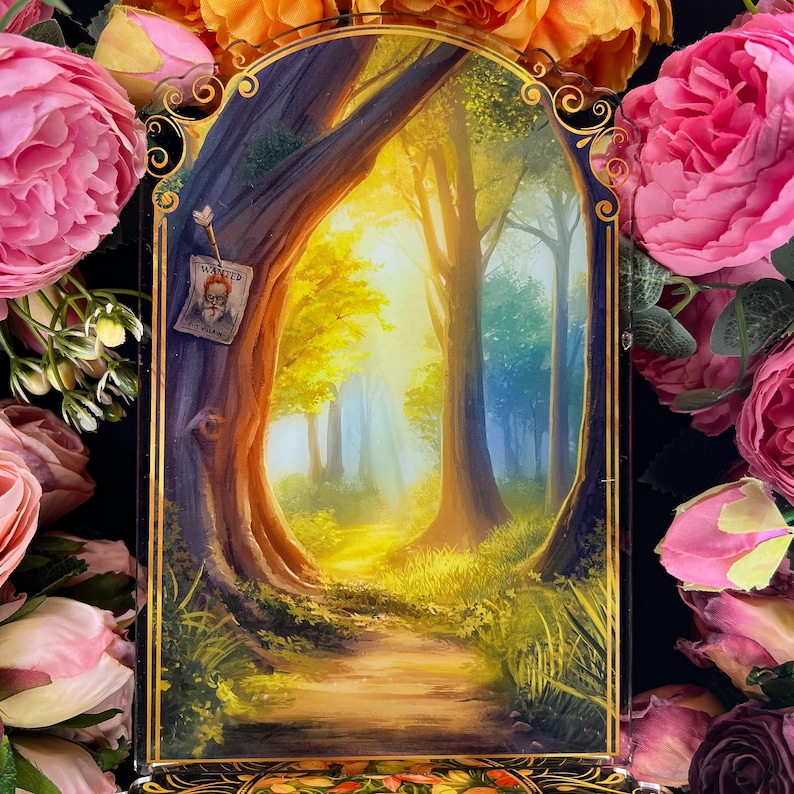 Pu&ograve; includere: Un'opera d'arte incorniciata raffigurante un sentiero nella foresta illuminato dal sole. Il dipinto presenta alberi alti, un sentiero tortuoso e un manifesto 'Wanted' su un albero. La cornice ha un bordo dorato e l'immagine &egrave; circondata da rose rosa e arancioni.