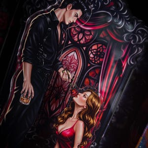 Puede incluir: Ilustraci&oacute;n de un hombre con camisa negra ofreciendo una rosa roja a una mujer con un vestido rojo. El fondo presenta una ventana de estilo g&oacute;tico con detalles en rojo y negro, y el hombre sostiene un vaso de l&iacute;quido &aacute;mbar.