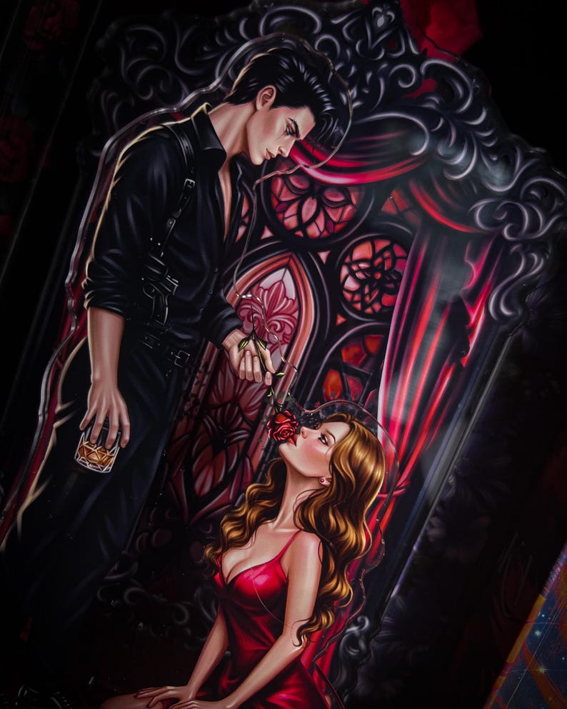 Puede incluir: Ilustraci&oacute;n de un hombre con camisa negra ofreciendo una rosa roja a una mujer con un vestido rojo. El fondo presenta una ventana de estilo g&oacute;tico con detalles en rojo y negro, y el hombre sostiene un vaso de l&iacute;quido &aacute;mbar.