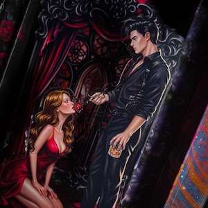 Puede incluir: Ilustraci&oacute;n de un hombre vestido de negro ofreciendo una rosa roja a una mujer con un vestido rojo. La mujer est&aacute; arrodillada, y el hombre sostiene un vaso de l&iacute;quido &aacute;mbar. El fondo presenta arquitectura g&oacute;tica y detalles rojos.