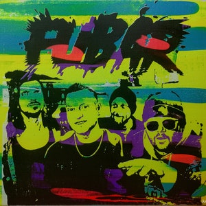 Puede incluir: Una pintura de una banda con la palabra "Public" en letras negras grandes con un contorno rojo. Los miembros de la banda visten ropa negra y blanca y están silueteados contra un fondo amarillo brillante con rayas verdes y azules.