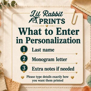 Puede incluir: Una tarjeta color crema con el texto "What to Enter in Personalization" e instrucciones para ingresar un apellido, una letra de monograma y notas adicionales. La tarjeta est&aacute; decorada con corazones dorados y un clip dorado.