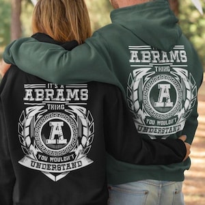 Könnte beinhalten: Schwarze und dunkelgrüne Kapuzenpullover mit dem Namen "Abrams" in Weiß. Das Design beinhaltet ein Wappen mit dem Buchstaben "A" und dem Satz "It's a Abrams thing, you wouldn't understand."