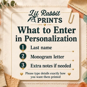 Op de afbeelding: Een cr&egrave;mekleurige kaart met de tekst "What to Enter in Personalization" en instructies voor het invoeren van een achternaam, monogramletter en extra notities. De kaart is versierd met gouden hartjes en een gouden paperclip.