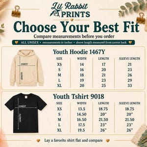 Op de afbeelding: Een productmaattabel met de tekst "Choose Your Best Fit" en afmetingen in inches voor hoodies en t-shirts voor kinderen. De tabel bevat borst-, lengte- en mouwlengtematen.