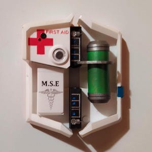 Half life 2 health kit / medkit. Refrigerator magnet.