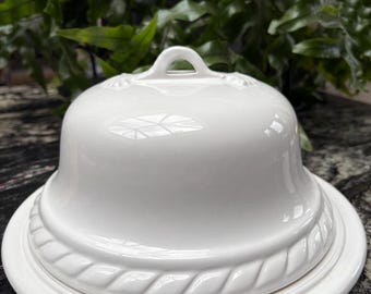 Paar witte Ironstone koepelvormige kaas-/boterschalen
