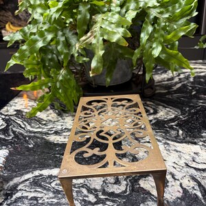 Salvamanteles rectangular rústico vintage de latón con forma de pata de león y bola, de 4 patas / Antigüedades de cocina inglesas / Soportes para teteras, hervidores y macetas