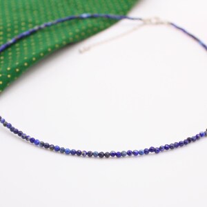 2 mm Lapis Lazuli Halsband eller Choker, Äkta Ädelstenar Facetterade Blå Handgjorda, Gåva, Justerbara Storlekar, Rostfritt Stål Silver eller Guld, Förlängare