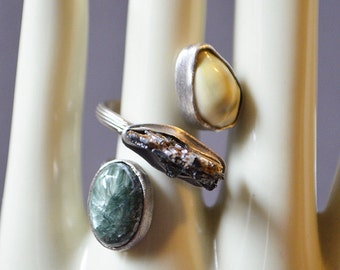 Anillo de elementos de la tierra hecho con hermosas piedras preciosas y conchas.