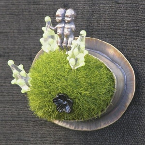 Grassy Knoll Conjoined Twins Diorama Brooch image 5