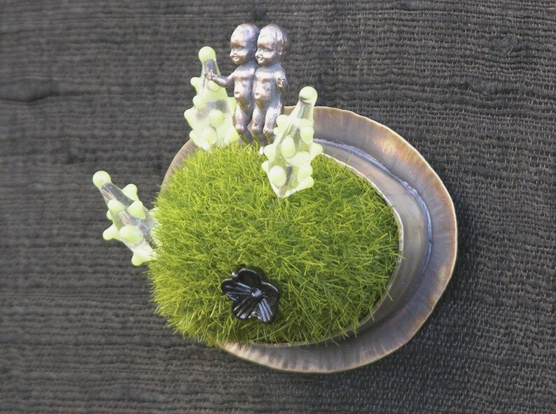 Grassy Knoll Conjoined Twins Diorama Brooch image 5