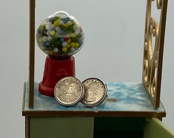 Pendientes de cincuenta centavos hechos con monedas de veinticinco centavos en miniatura.