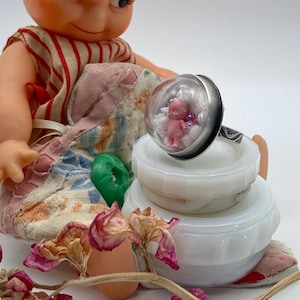 Śmiertelnie słodki pierścień Kewpie Shaker wykonany ze srebra próby 925 i miniaturowych czaszek