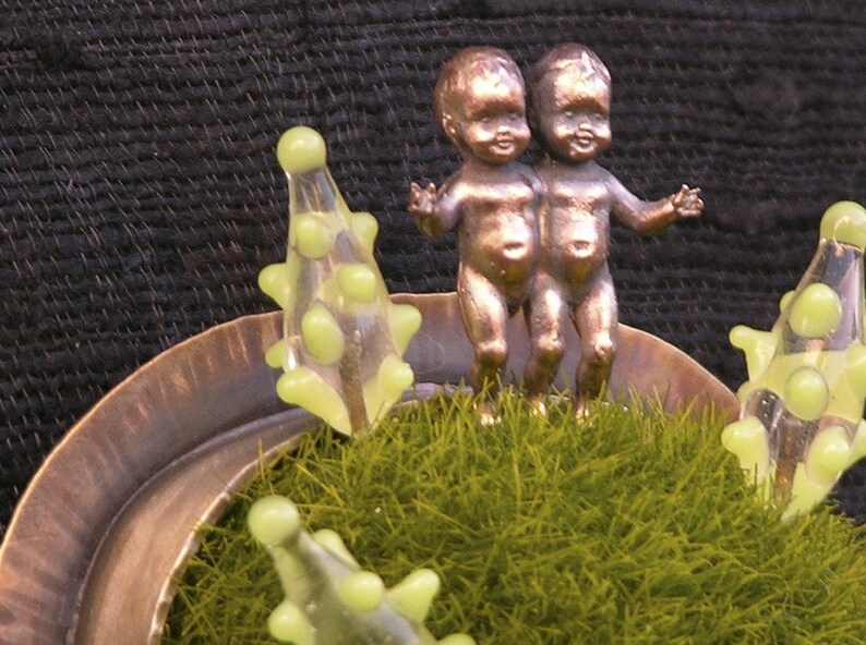 Grassy Knoll Conjoined Twins Diorama Brooch image 1