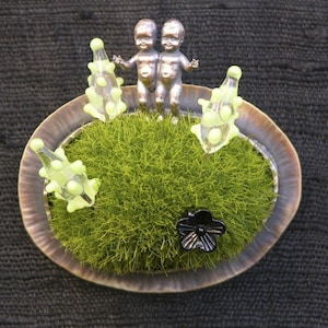 Grassy Knoll Conjoined Twins Diorama Brooch image 2