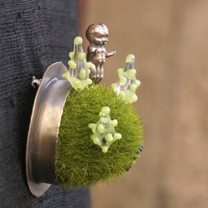 Grassy Knoll Conjoined Twins Diorama Brooch image 3