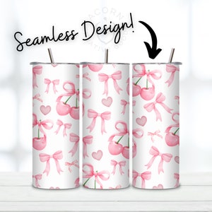 Puede incluir: Tres vasos de acero inoxidable con un diseño sin costuras que presenta cerezas rosas, lazos y corazones sobre un fondo blanco. Los vasos se muestran con pajitas.