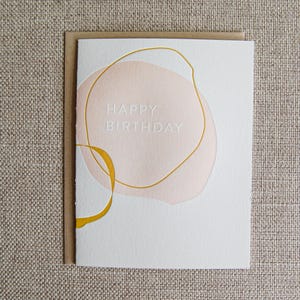 Cartão de feliz aniversário em forma abstrata com impressão tipográfica