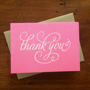Merci à fines rayures (rose) - Carte typographique