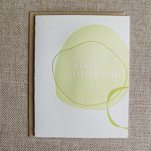 Carte de forme abstraite typographique Hello Little One