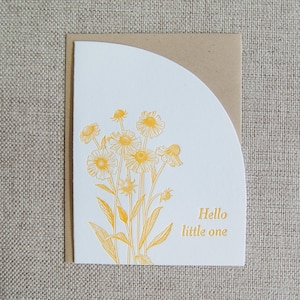Bonjour tout-petit, carte typographique découpée en arc