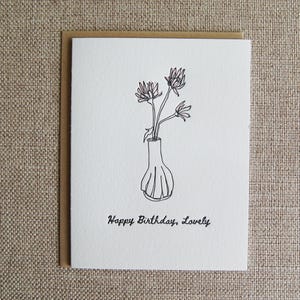 Joyeux anniversaire, carte typographique, fleurs dans un verre à lait, dessin au trait