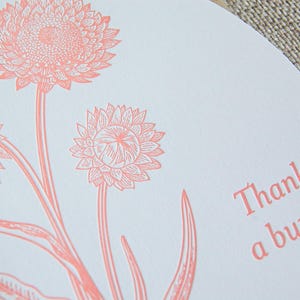 Merci un groupe, carte typographique découpée en arc
