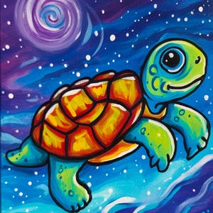 Könnte beinhalten: Ein lebendiges Gemälde einer Cartoon-Schildkröte, die in einem sternenklaren Nachthimmel schwimmt. Die Schildkröte hat einen grünen Kopf und Flossen, einen orange-gelben Panzer und große, ausdrucksstarke Augen. Der Hintergrund ist eine Mischung aus Blau, Lila und weißen Punkten.