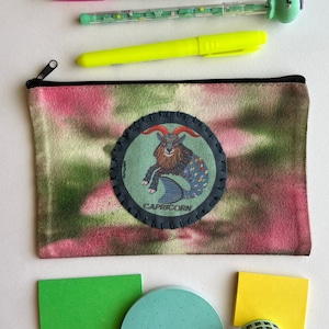 Pochette zippée Capricorne : Collection Zodiac par Kate E. Burke