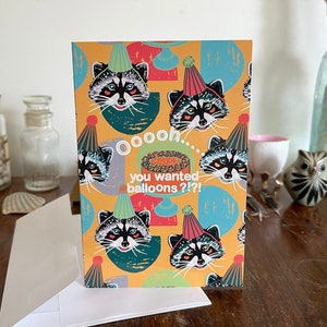 ああ…風船が欲しかったの？！？ グリーティングカード：Kate E. Burke による Raccoon Celebration Collection