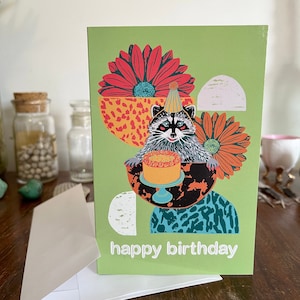 Carte de voeux joyeux anniversaire : collection Célébration du raton laveur par Kate E. Burke