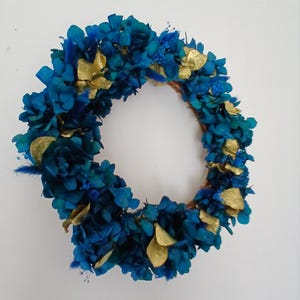 Crown of stabilized dried flowers