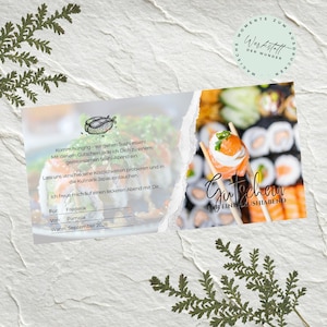 Könnte beinhalten: Ein Sushi-Gutschein mit deutschem Text. Der Gutschein zeigt eine Sushi-Rolle, die von Essstäbchen gehalten wird, und einen Sushi-Hintergrund. Der Text enthält "Sushi-Abend" und "September 2026".
