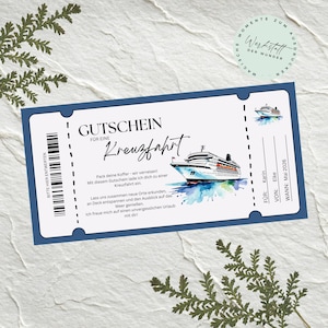 Puede incluir: Un vale de regalo azul para un crucero con una ilustración de un crucero. El vale incluye texto en alemán, un código de barras y secciones para el destinatario y la fecha. Hojas decorativas rodean el vale.