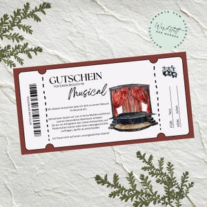 Könnte beinhalten: Ein maroonfarbener Gutschein für eine Musical-Aufführung. Der Gutschein zeigt das Wort "GUTSCHEIN" und das Wort "Musical" in einer stilisierten Schriftart. Der Gutschein enthält eine Zeichnung einer Bühne mit roten Vorhängen und den Text "FÜR: Tara" und "VON: Julian".