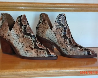 VINCE CAMUTO Women’s Gigietta Booties Size 6.5M Snake Print Cowboy
