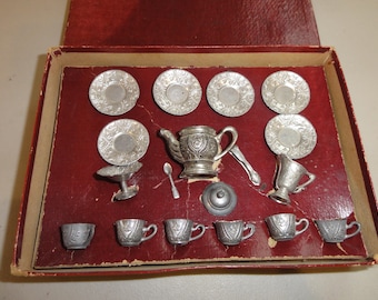 Antieke miniatuur metalen kindertheeset (18 delen)