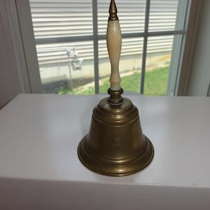 Campana de cena antigua de latón con mango de hueso de marfil de 5 pulgadas.