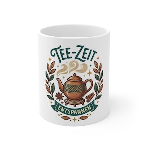 Könnte beinhalten: Weißer Keramikbecher mit einer braunen Teekannen-Illustration und den Worten "Tee-Zeit Entspannen". Das Design umfasst Blätter, Sterne und Zimtstangen. Ein tolles Geschenk für Teeliebhaber.