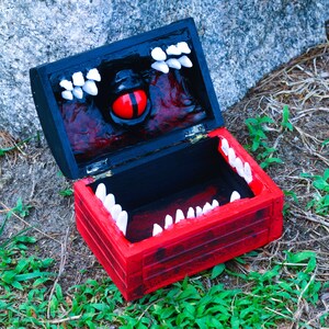 Coffre à dés imitation peint à la main : cadeau pour joueur D&D