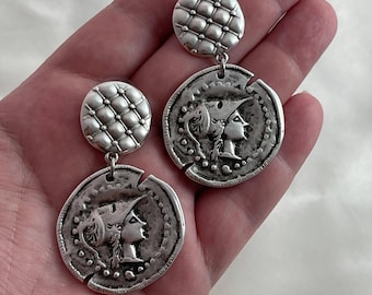 Orecchini con moneta d'argento di Atena, orecchini dell'antica Grecia, orecchini pendenti della dea, gioielli della mitologia greca, orecchini vistosi, regalo per lei