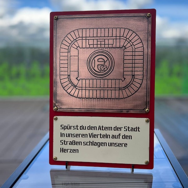 Handgefertigtes Fortuna Düsseldorf Kupferkunstwerk mit Stadiondesign – Einzigartiges Wanddekor für Fußballfans