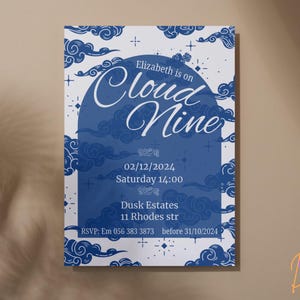 Peut inclure: Une carte d'invitation rectangulaire avec un fond blanc orné de nuages et d'étoiles bleus. Une arche bleu foncé centrale contient le texte : Elizabeth is on Cloud Nine, 02/12/2024, Saturday 14:00, Dusk Estates, 11 Rhodes str, RSVP: Em 056 383 3873 before 31/10/2024.