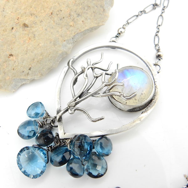 Collar de los muertos del invierno - Árbol de plata esterlina y luna de piedra lunar con topacio azul de Londres